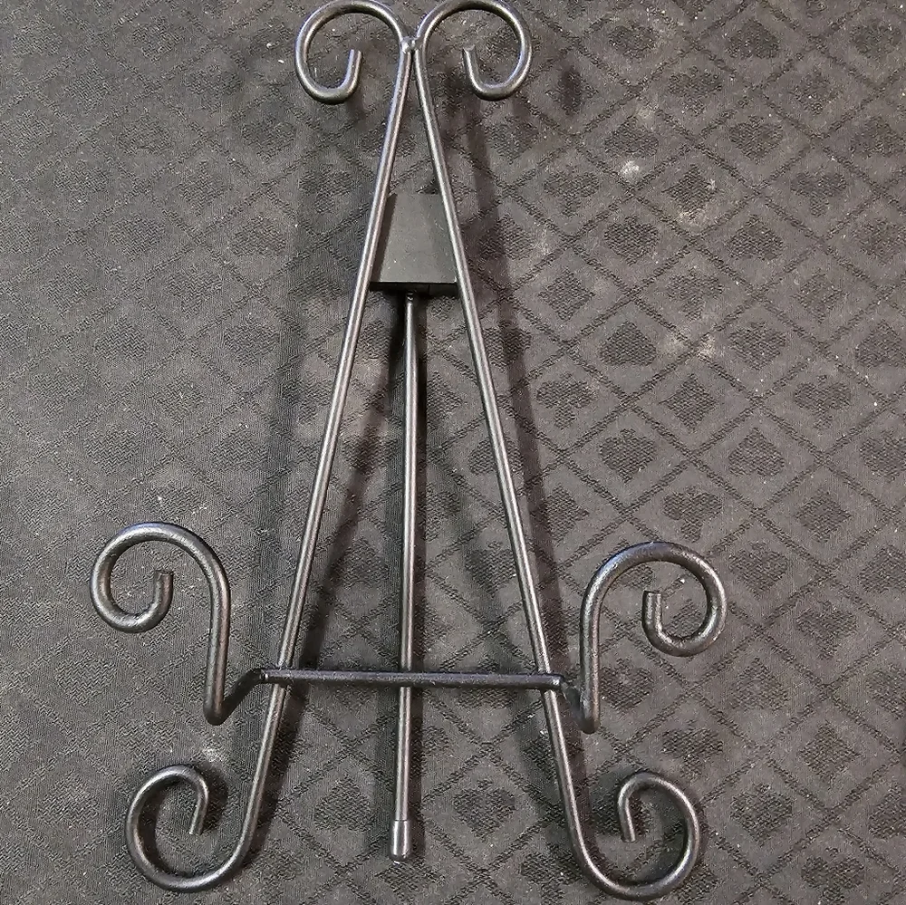 Elegant Black Metal Easel Stand